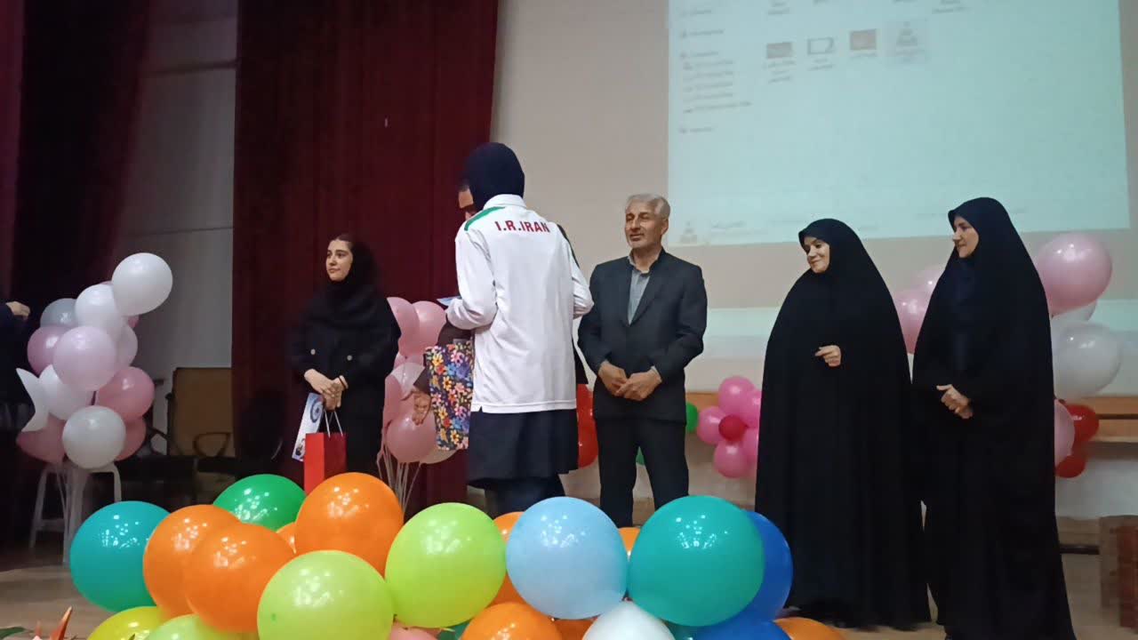 ،