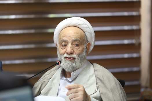 اقامه نماز توسط رهبر انقلاب کنار دانش‌آموزان، پیام عملی تربیت دینی برای همه است